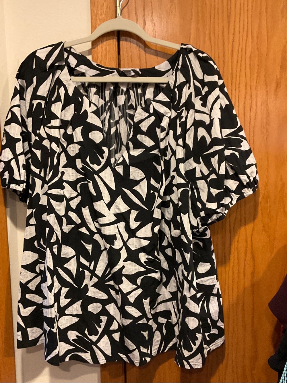 Ava & Viv Black and White Floral Print Short Sleeve Tunic